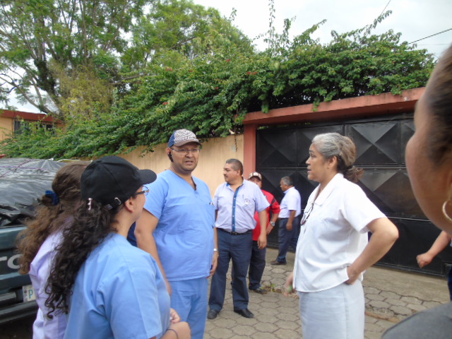Sr. Maria Elena speaks with doctors recieving the donation of medicines at a shelter